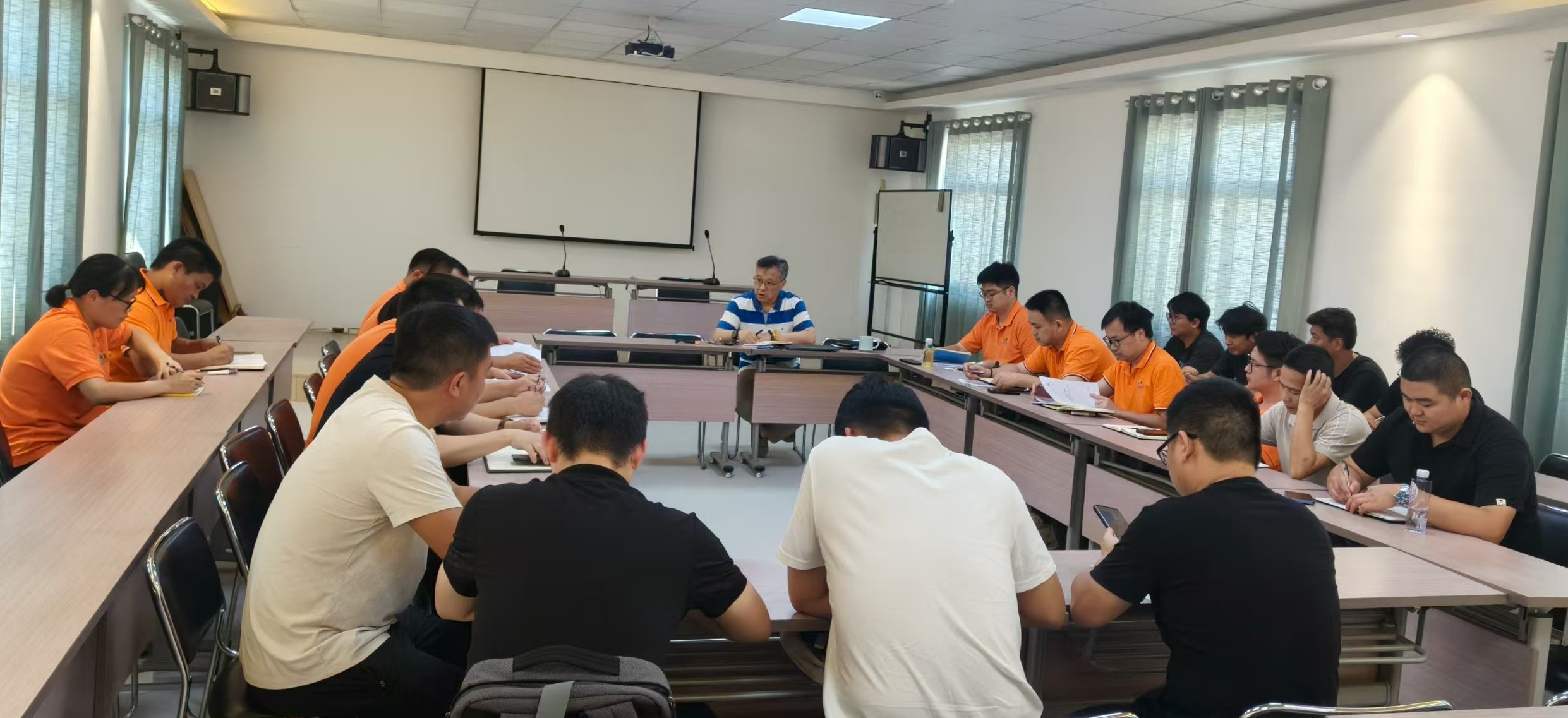 公司組織人防設(shè)備新標(biāo)準(zhǔn)宣貫會(huì)暨業(yè)務(wù)學(xué)習(xí)會(huì)